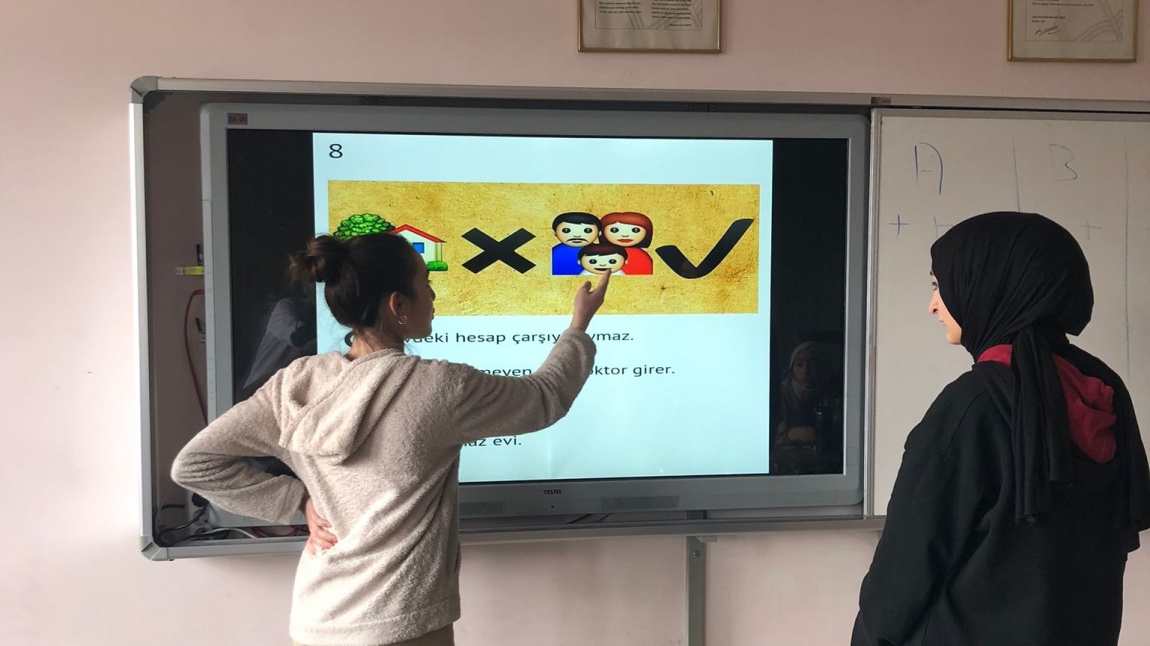 Dilimizin Zenginlikleri Projesi Şubat Ayı Etkinliği : Deyimler ve Atasözleri Okumaları 2. Etkinlik / Tüm Sınıflarda Atasözleri ile İlgili EMOJİLERLE BULMACA OYUNU Oynama